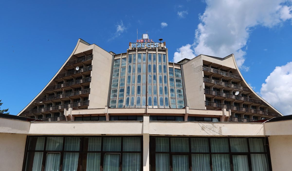 The abandoned Narcis Hotel in Kosovo!