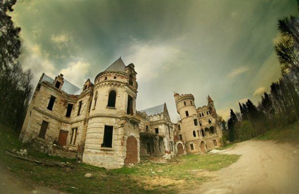 The abandoned Murmtzevo Castle in Russia!